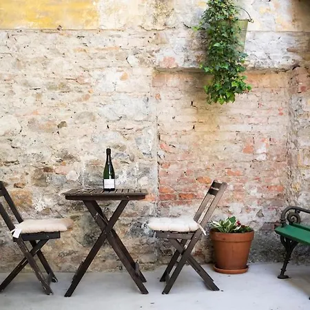 Apartma Jerry's Old Town Garden